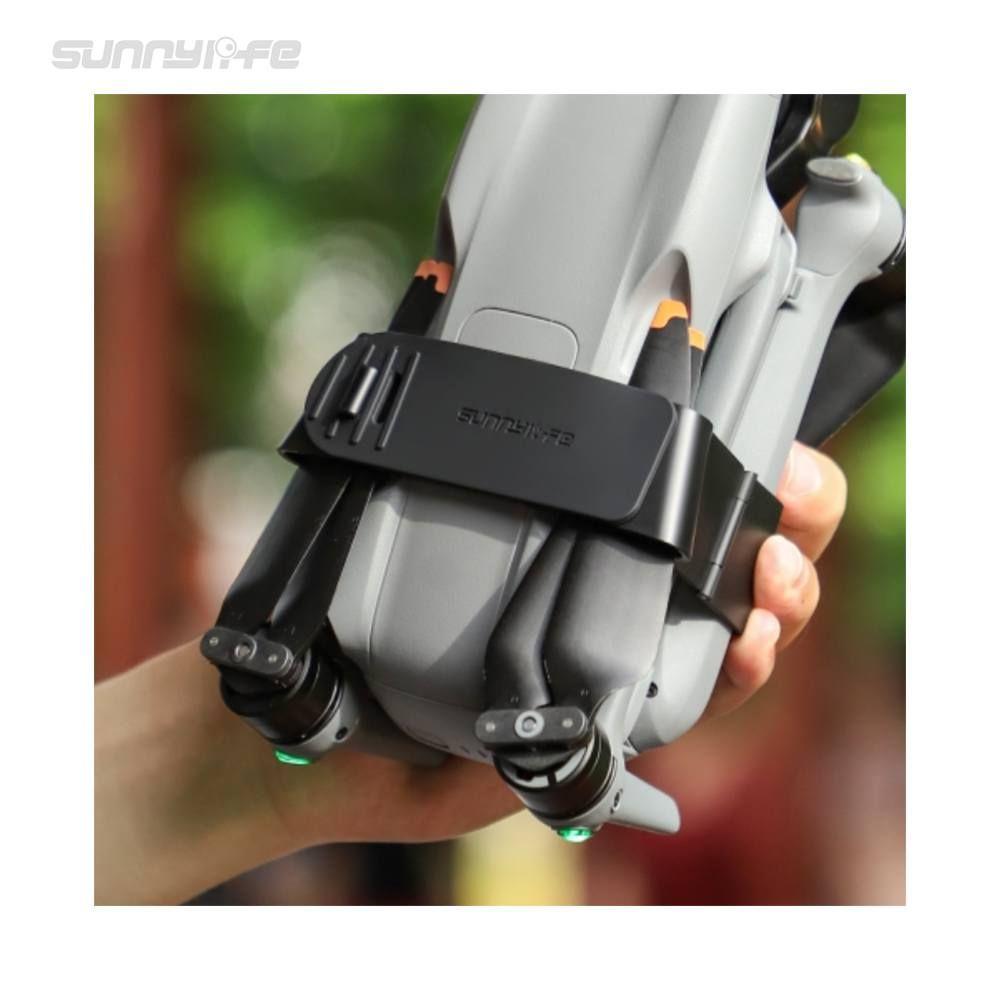 110164-sunnylife-propellers-stabilizer-voor-dji-air-3-4 Bescherm de propellers van uw DJI Air 3 tijdens het transport en opslag met de Sunnylife propeller holder voor de DJI Air 3 zwart. Dankzij het makkelijke kliksysteem kan u eenvoudig de propeller holder op de drone bevestigen en het er weer losklikken bij de start van de vlucht.