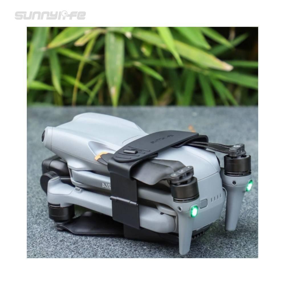 110164-sunnylife-propellers-stabilizer-voor-dji-air-3-5 Bescherm de propellers van uw DJI Air 3 tijdens het transport en opslag met de Sunnylife propeller holder voor de DJI Air 3 zwart. Dankzij het makkelijke kliksysteem kan u eenvoudig de propeller holder op de drone bevestigen en het er weer losklikken bij de start van de vlucht.